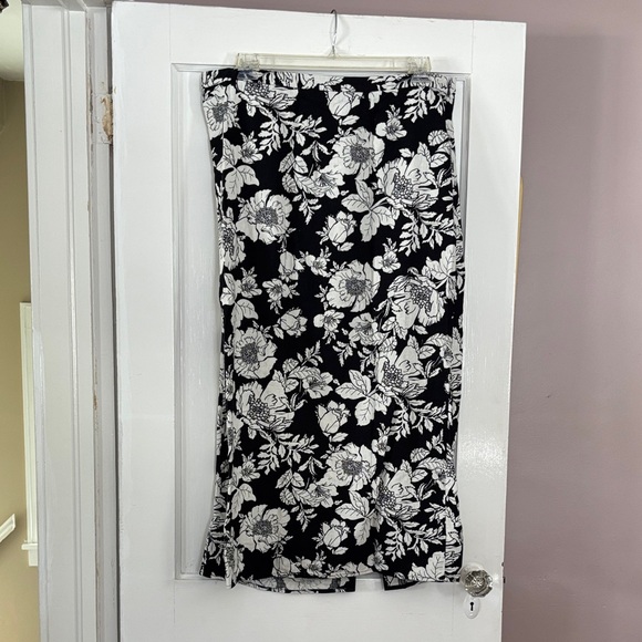 Old Navy Dresses & Skirts - Old Navy Monochrome Floral Midi Skirt